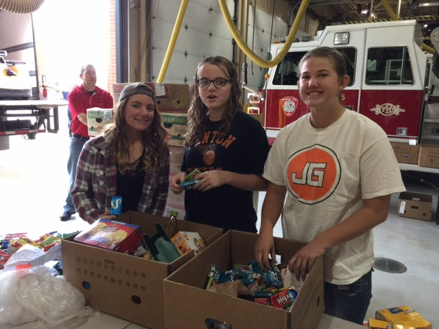 food_give_away_2016_fenton_firefighter8